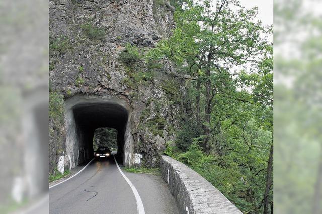 Der Reisende fhrt durch eindrucksvolle Landschaften