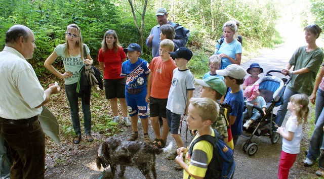 Kleine und groe Zuhrer folgen Forstf...t zum Mitmachen im Rickenbacher Wald.   | Foto: Werner Probst