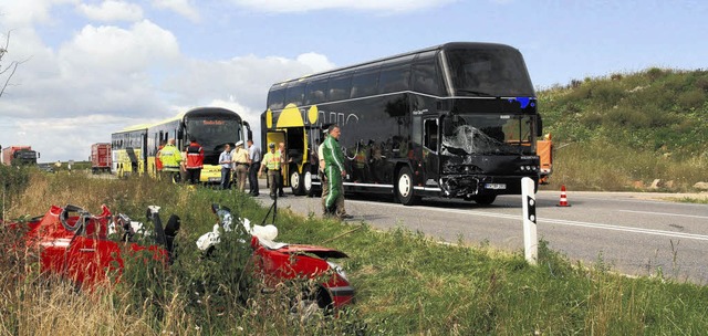 Ein Reisebus und ein Personenwagen sti... auf der B 31 bei Dggingen zusammen.   | Foto: Kunz