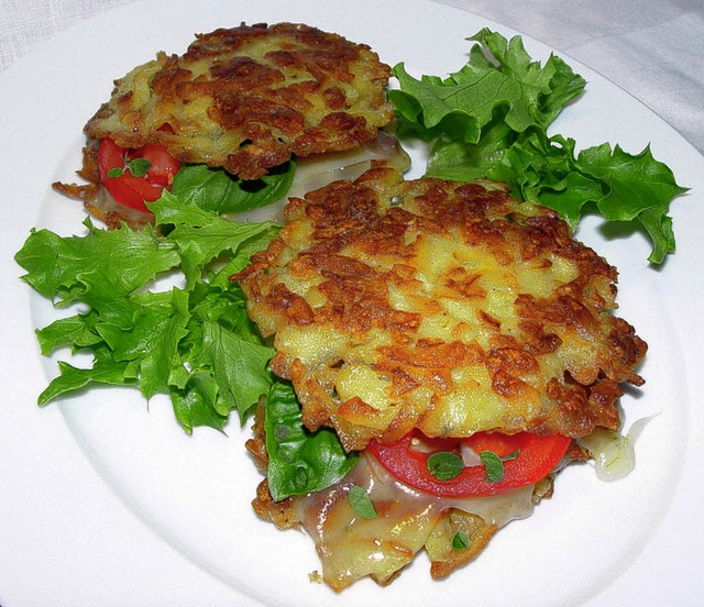 Gefllt und mit Salat serviert, sind Kartoffelpuffer ein Hauptgericht.  | Foto: stechl