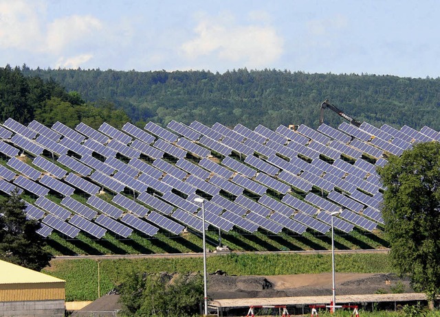 Der Solarpark im Gewerbepark Hochrhein...n Strom fr mindestens 250 Haushalte.   | Foto: Herbst