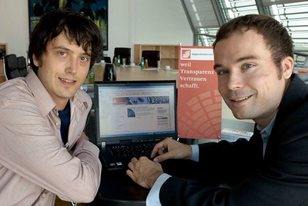 Boris Hekele (links) und Gregor Hackmack von der Parlamentwatch GmbH.  | Foto: dpa