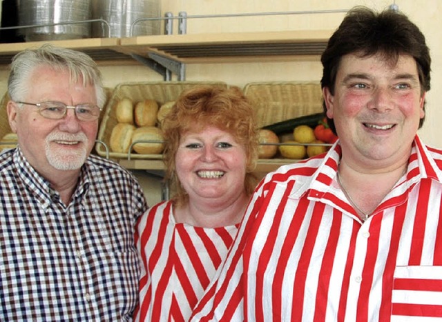 Klaus Scheele (rechts), Monika Vila un...Mhle  lassen keinen Hunger aufkommen.  | Foto: martina Seiler