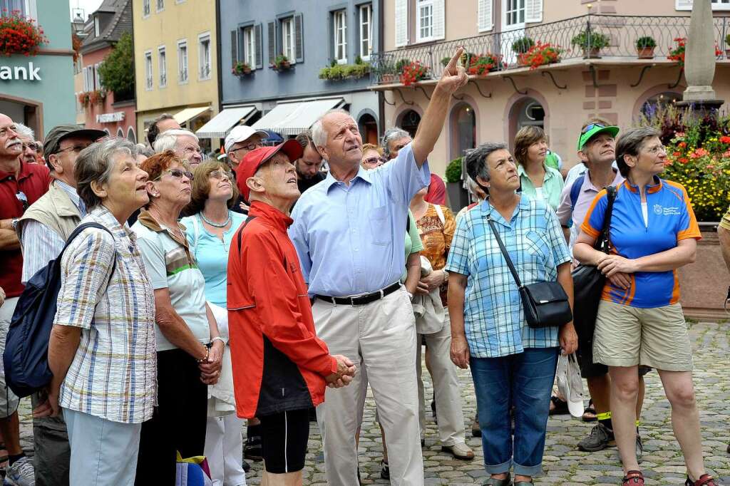 Stadtfhrer Walter Maier (Mitte), rechts  daneben  Christine Girscht vom Allgemeinen Deutschen Fahrradclub, die die Tour vorbereitete.