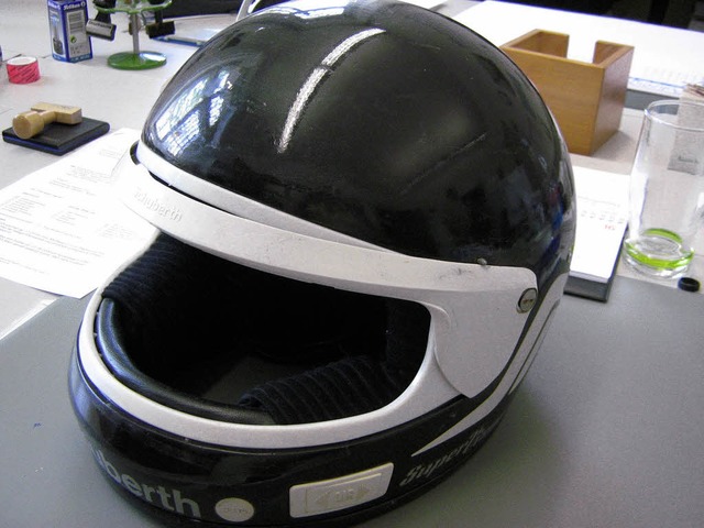 Wer kann Hinweise auf den Besitzer des Helms geben?  | Foto: Polizei