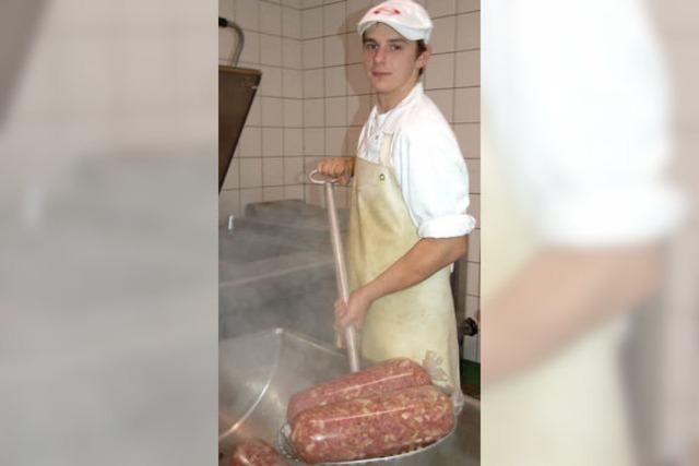 Ausbildungsberuf Metzger und Fleischfachverkäufer: Monika Ellwarth gibt der Grillwurst den richtigen Pfiff