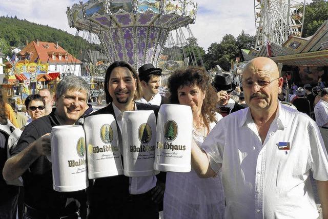 Besucher strmen den Festplatz