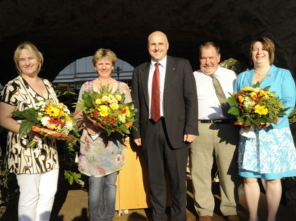 Den Damen und dem Herrn des Organisationsteams dankte OB Stefan Schlatterer (Mitte) anlsslich der  Weinfesterffnung
