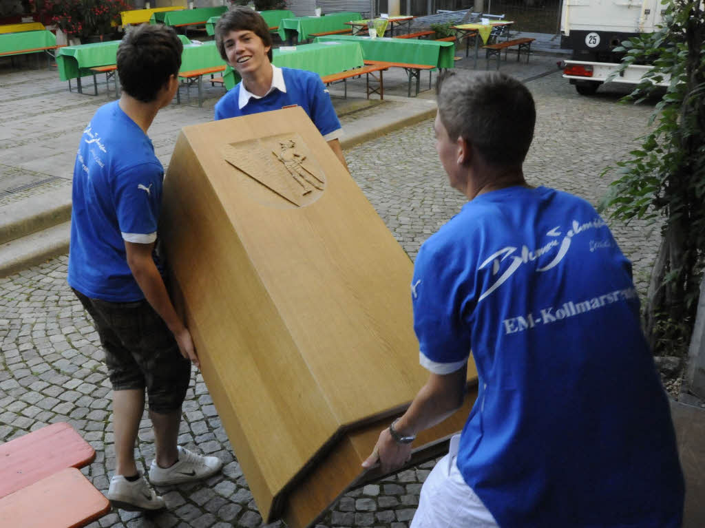 Blau gewandet ist die hilfreichen Truppe der A-Jugend der SG Wasser-Kollmarsreute-Windenreute