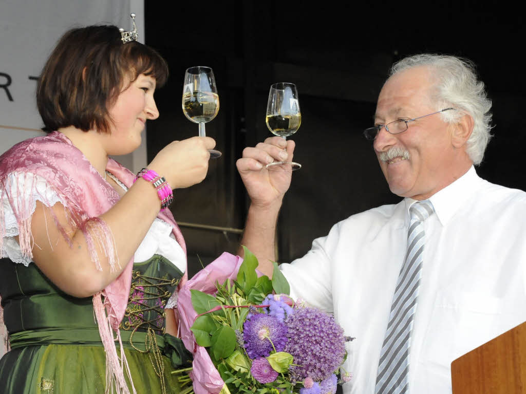 Gratulation fr Simone Schwaab, die erste Weinhoheit aus Denzlingen, vom  stellvertretenden Brgermeister Otto Frey