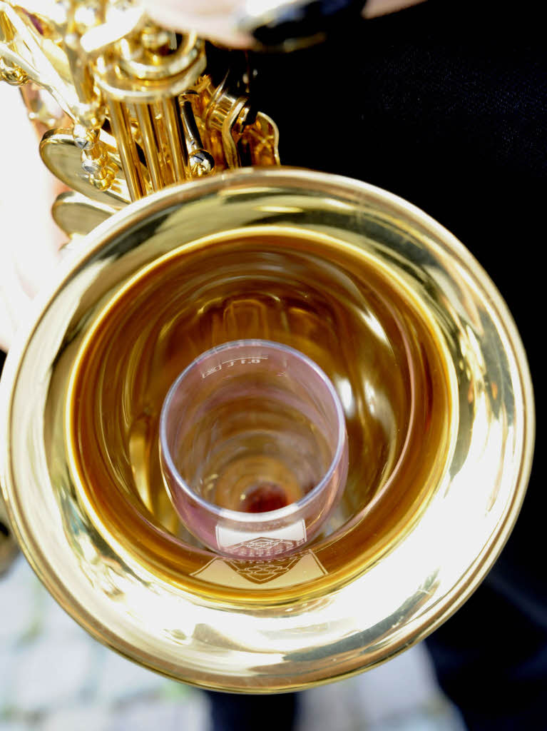 So ein Saxofon macht nicht nur Musik, sondern ist praktischer Glashalter