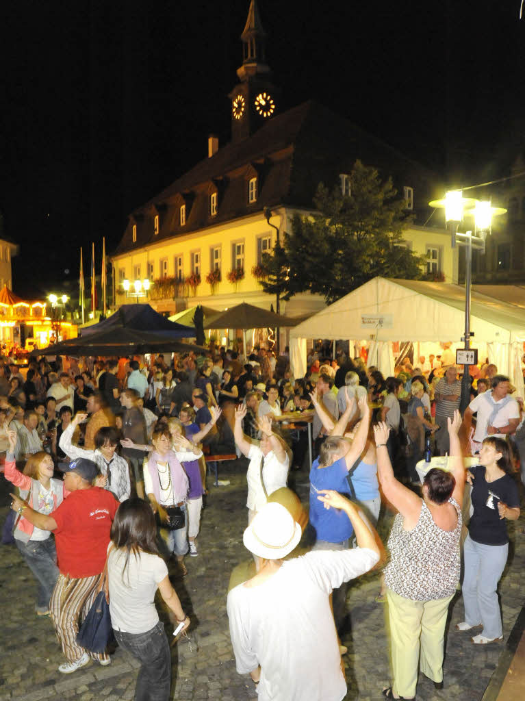 Schon frh waren die Tanzfreudigen auf dem Marktplatz nicht mehr zu bremsen