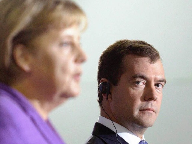 Bundeskanzlerin Angela Merkel traf den...sidenten Dimitri Medwedew in Sotschi.  | Foto: dpa
