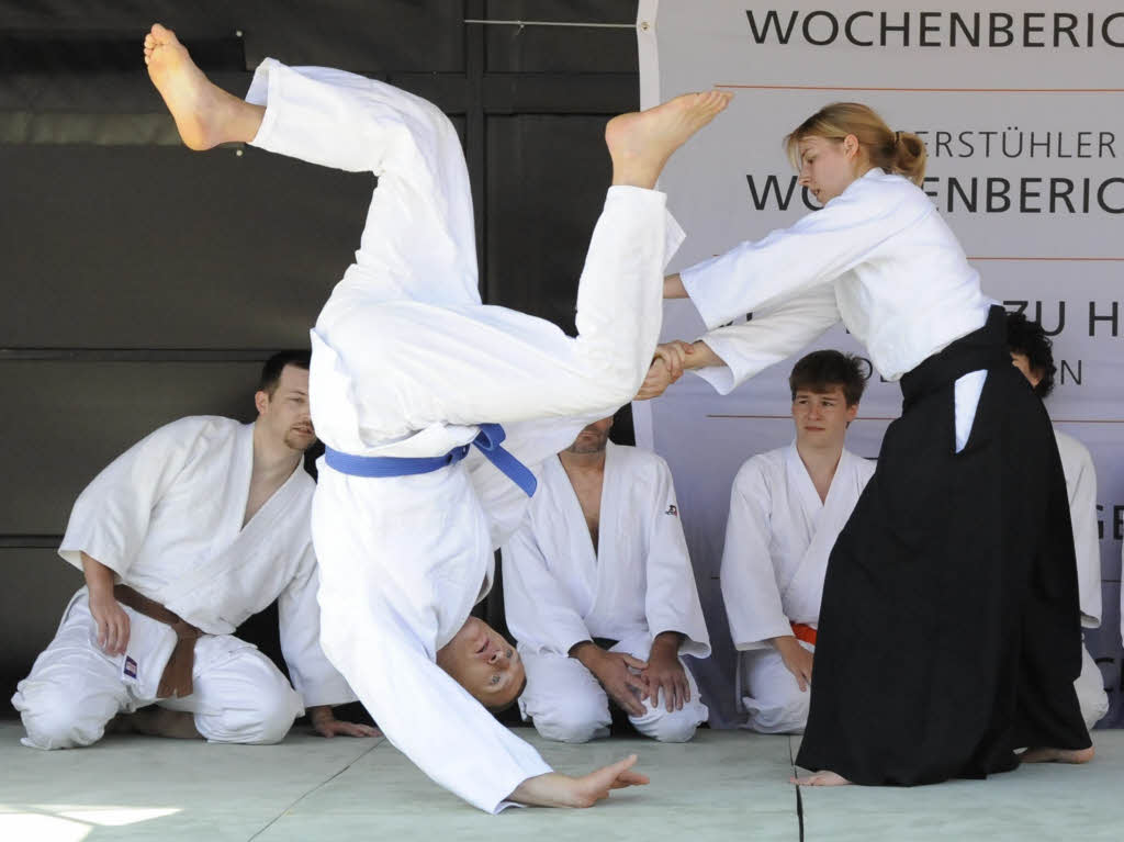 Nchtern steht die Welt Kopf bei der Vorfhrung des Aikido-Vereins Emmendingen