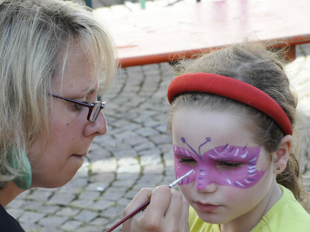 Volle Konzentration beim Maskenschminken