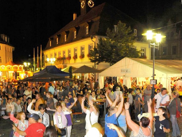 Schon frh waren die Tanzfreudigen auf dem Marktplatz nicht mehr zu bremsen  | Foto: Zimmermann-Duerkop