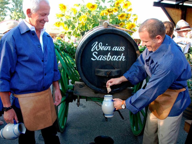 Brgermeister Jrgen Scheiding (rechts...rmeister Gerhard Staiblin zapften  an.  | Foto: Roland Vitt