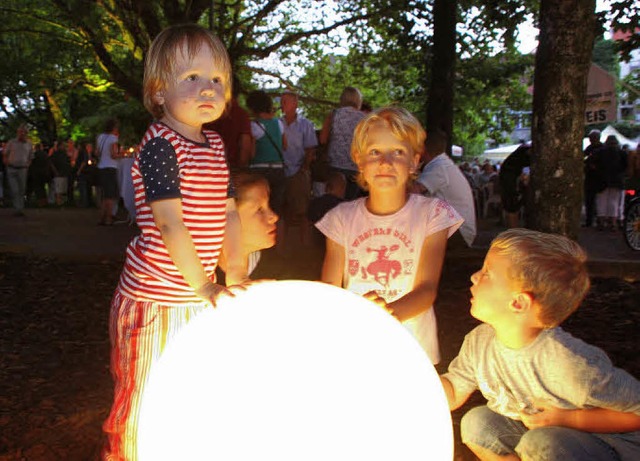 Gro und Klein genossen das Lichterfes...femusik sorgte fr Wohlfhlatmosphre.  | Foto: Maja Tolsdorf