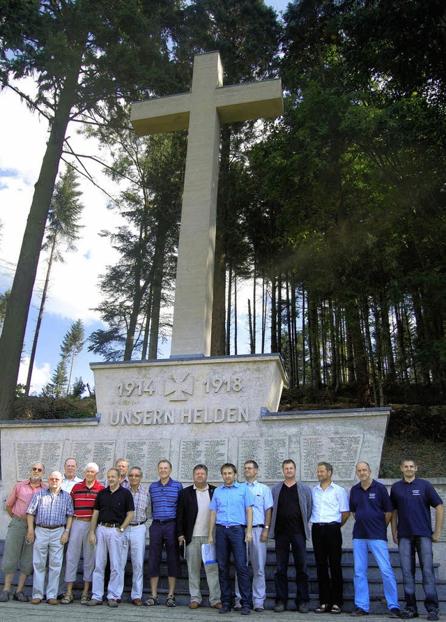 Vor dem restaurierten Heldenkreuz: Die...ebe und Steinmetz Bernd Haar (rechts)   | Foto: Silke Nitz