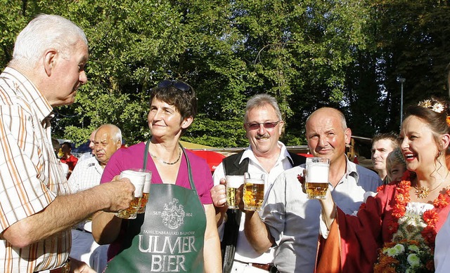 Auf gutes Festwetter mit der Ortsvorst... Straubmller und Alt-OB Werner Dietz.  | Foto: fssel