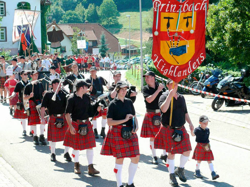 Bei sommerlicher Hitze kam auf der Dorfwiese in Prinzbach eine schottische Atmosphäre auf. Bei sommerlicher Hitze kam auf der Dorfwiese in Prinzbach eine schottische Atmosphäre auf.