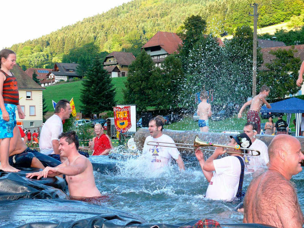 Bei sommerlicher Hitze kam auf der Dorfwiese in Prinzbach eine schottische Atmosphäre auf. Bei sommerlicher Hitze kam auf der Dorfwiese in Prinzbach eine schottische Atmosphäre auf.