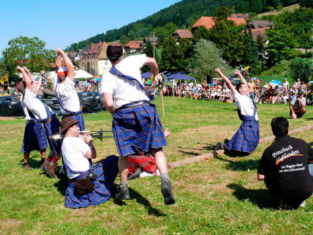 Bei sommerlicher Hitze kam auf der Dorfwiese in Prinzbach eine schottische Atmosphäre auf. Bei sommerlicher Hitze kam auf der Dorfwiese in Prinzbach eine schottische Atmosphäre auf.