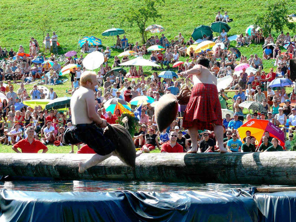 Bei sommerlicher Hitze kam auf der Dorfwiese in Prinzbach eine schottische Atmosphäre auf. Bei sommerlicher Hitze kam auf der Dorfwiese in Prinzbach eine schottische Atmosphäre auf.