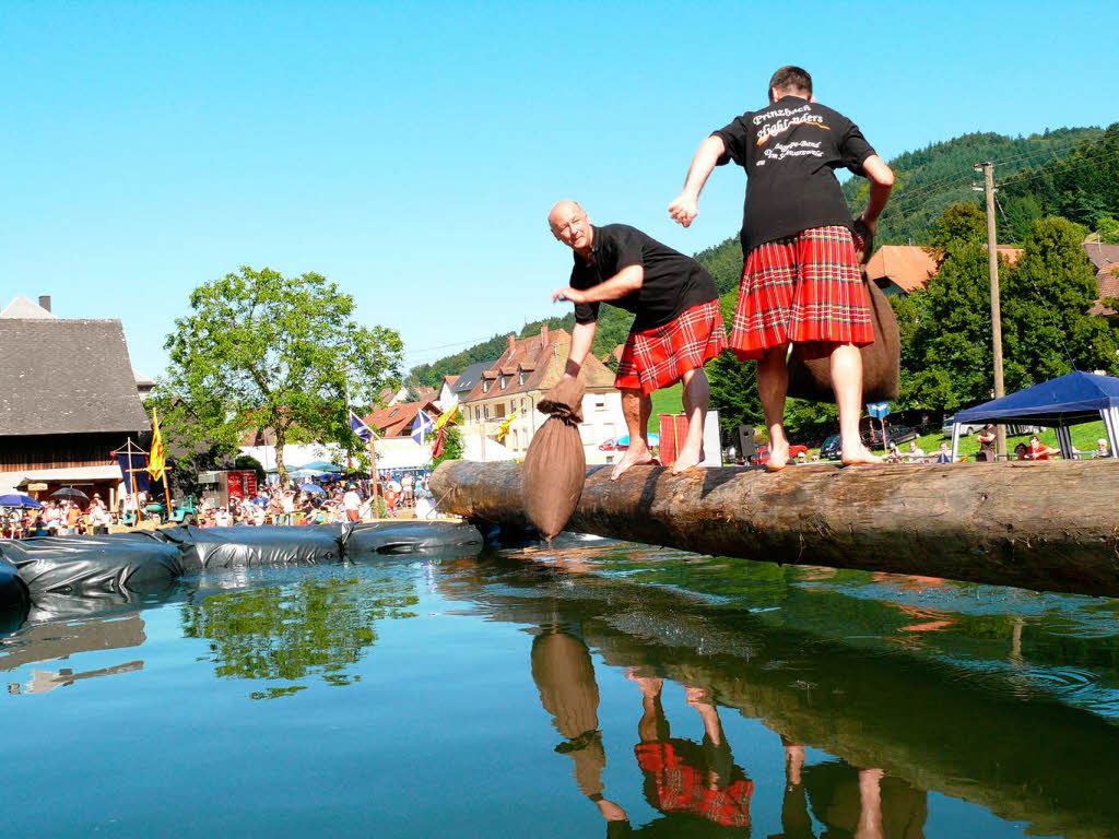 Bei sommerlicher Hitze kam auf der Dorfwiese in Prinzbach eine schottische Atmosphäre auf. Bei sommerlicher Hitze kam auf der Dorfwiese in Prinzbach eine schottische Atmosphäre auf.