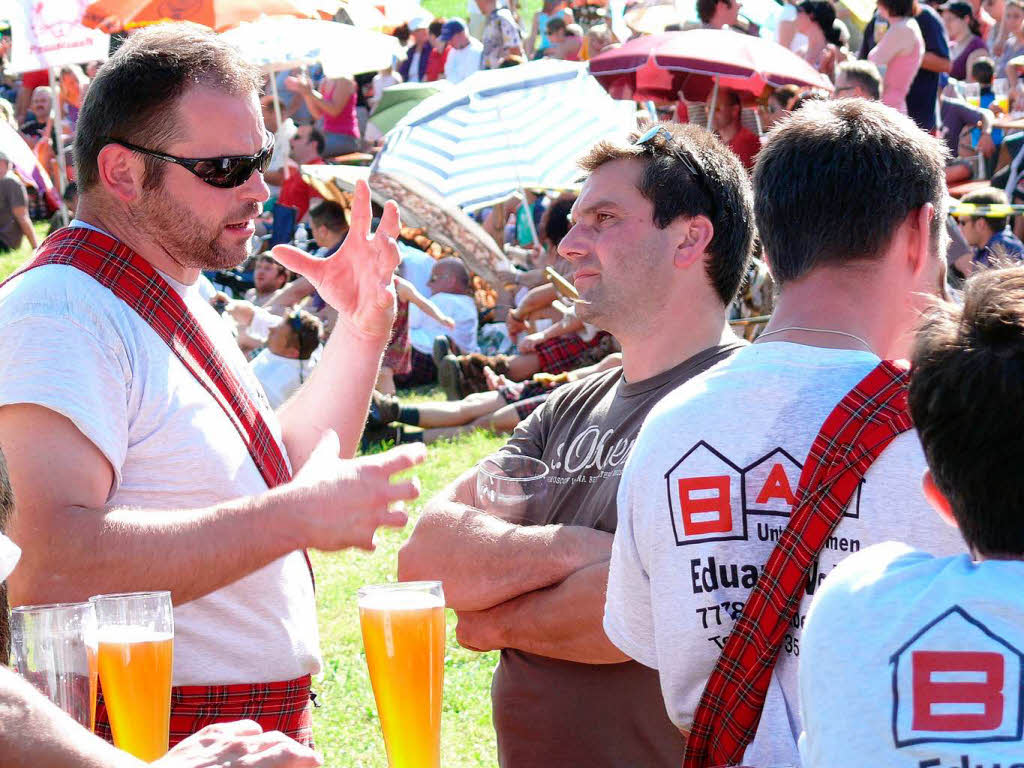 Bei sommerlicher Hitze kam auf der Dorfwiese in Prinzbach eine schottische Atmosphäre auf. Bei sommerlicher Hitze kam auf der Dorfwiese in Prinzbach eine schottische Atmosphäre auf.