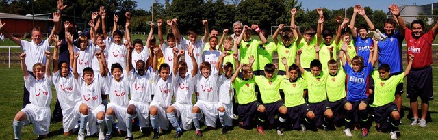 Die beiden U 13-Mannschaften des FC Z...ach mit ihren Trainern und Betreuern.   | Foto: heinz vollmar