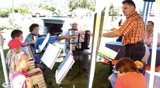 Die Akkordeonschler beim Sommerfest in Maulburg.   | Foto: Privat