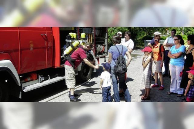 Fr die Kinder packte die Feuerwehr ihre berraschungskiste aus
