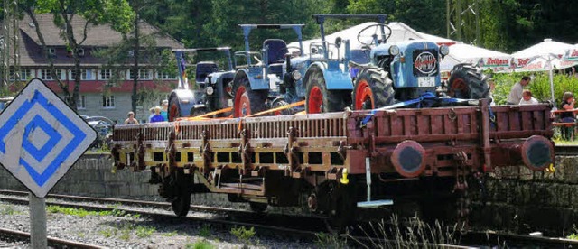 Das gab&#8217;s schon lange nicht mehr... historische Waggons verladen werden.   | Foto: Ute Aschendorf