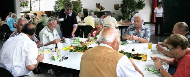 Viele Senioren kennen sich seit Jahren...rchen auch die angeregte Unterhaltung.  | Foto: Reinhard cremer