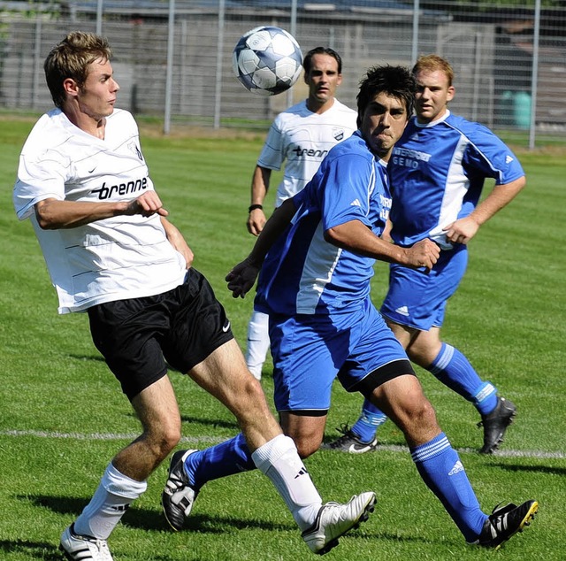 Der Wehrer Felix Kohlbrenner (links)  ....  Wehr gewann das Duell der Neulinge.  | Foto: Andr Roos