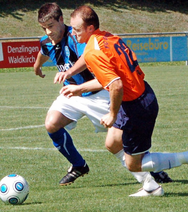 Laufduell zwischen Daniel Ruf (rechts/FC Denzlingen) und dem Weinheimer Krohne.   | Foto: Sebastian Ehret