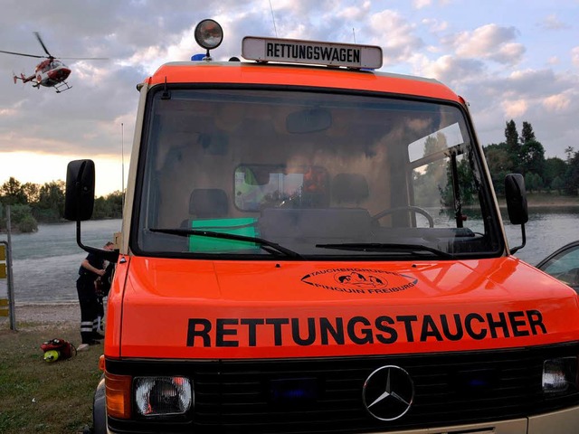 Rettungskrfte bei einem hnlichen Fall an einem Freiburger See.  | Foto: dpa