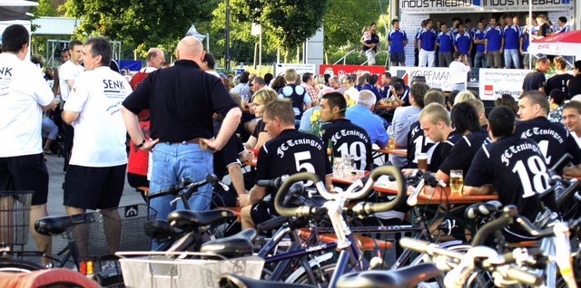 Gemeinsam am Ball in Teningen  | Foto: Aribert Rssel