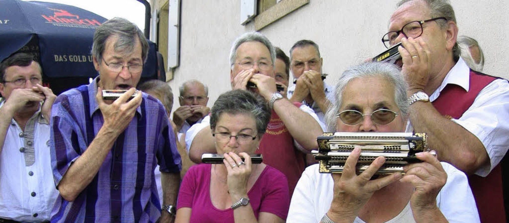Zwölf Gäste hatten ihre Mundharmonika ...den  &#8222;Munteren Hallodris&quot;.   | Foto: Grziwa