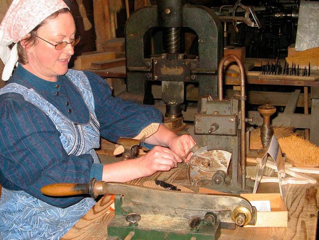 Alte Handwerkskunst wurde ganz lebendi... eine Brstenmacherin bei der Arbeit.   | Foto: Spiegelhalter