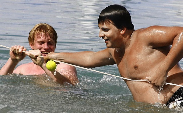 Tauziehen geht auch im Wasser.   | Foto: Heidi Fssel