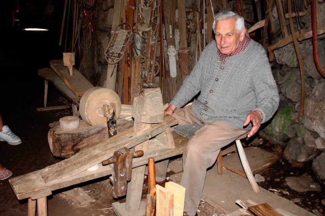 Hans Schüssele sitgzt am Schniedesel, ... die Holzbearbeitung gebraucht wurde.   | Foto: Silvia Faller