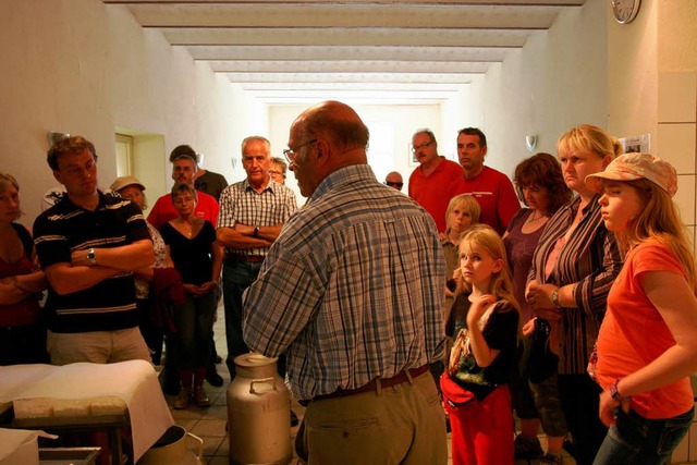 Hermann Gerteis erlutert den Besucher...te auf dem Weg von der Milch zum Kse.  | Foto: Eberhard Kopp