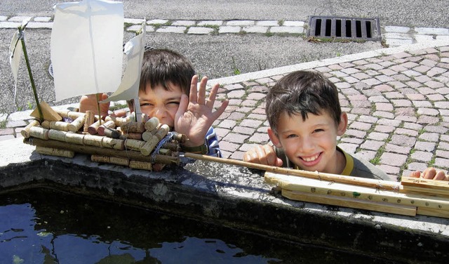 Stolz prsentieren Phil Dppert und Jo..., die sie ganz allein  gebaut haben.    | Foto: Privat