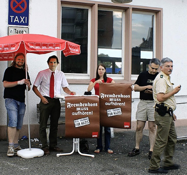 Protest gegen die Aktion der Neonazis auf dem Emmendinger Bahnhofsvorplatz    | Foto: Hans-Jrgen Trul