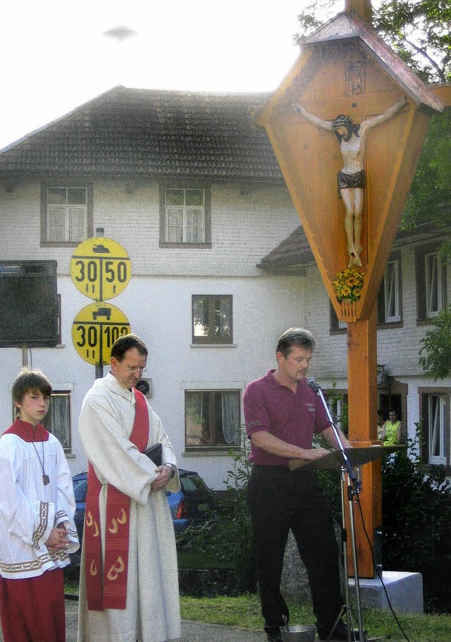 Diakon Mathias Blaznik mit Ministrant ... neue Rohmatter Kreuz geschaffen hat.   | Foto: Wiezel