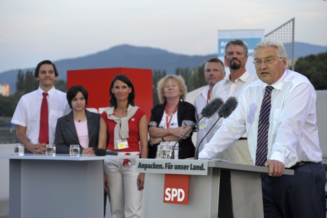 Kanzlerkandidat Frank-Walter Steinmeie... von der SPD-Prominenz aus der Region.  | Foto: Thomas Kunz