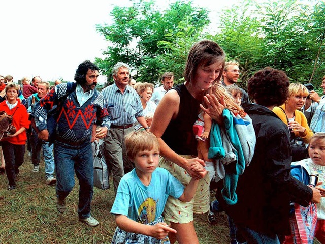 Ab in den Westen: DDR-Brger kehrten i...1989 ihrem Land massenhaft den Rcken.  | Foto: dpa