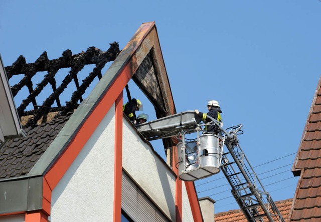 Vom Dachstuhl des Obdachlosenheims ist nur noch das Gerippe brig.  | Foto: dpa